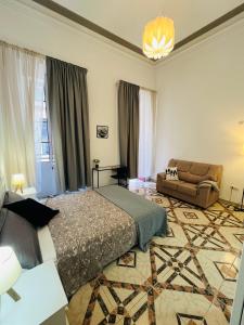 - une chambre avec un lit et un canapé dans l'établissement Isor Triana, à Las Palmas de Gran Canaria
