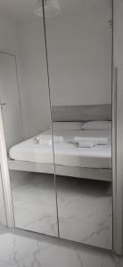un riflesso a specchio di un letto in una stanza di Casa Gimaga a Pozzuoli