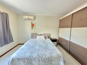 1 dormitorio con 1 cama grande en una habitación en Apto 7 pessoas 500m do mar 015, en Florianópolis