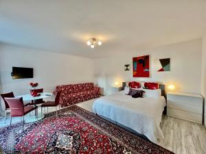 ein Schlafzimmer mit einem Bett, einer Couch und einem Tisch in der Unterkunft Villa Plesse - exklusiv und geräumig wohnen nahe Göttingen in Bovenden