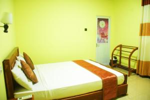 um quarto com uma cama grande num quarto em Green View Safari Paradise em Udawalawe