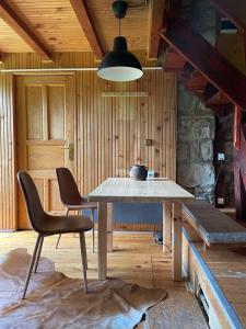 ein Esszimmer mit einem Tisch und 2 Stühlen in der Unterkunft Skikoliba 2 in Jahorina