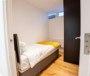 1 dormitorio pequeño con 1 cama en una habitación en Homely Entire Apartment - Long Stay, Contractors - Central Location, en Croydon