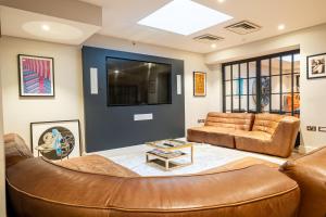 sala de estar con 2 sofás y TV en Homely Entire Apartment - Long Stay, Contractors - Central Location, en Croydon