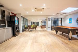 sala de estar con mesa de billar y TV en Homely Entire Apartment - Long Stay, Contractors - Central Location, en Croydon