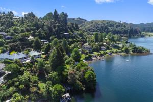 una vista aérea de una ciudad en un lago en Okareka Lakefront, en Rotorua
