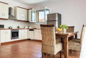 Il comprend une cuisine équipée d'une table, de chaises et d'un réfrigérateur. dans l'établissement Villa Alex, à Kateliós