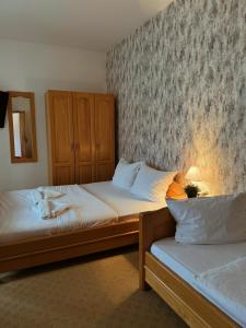 Postel nebo postele na pokoji v ubytování Hotel Kupres + 19 fotografií