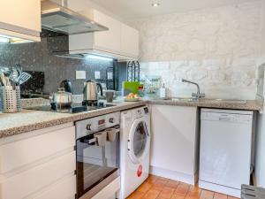 a kitchen with a washer and dryer at 1 bed property in Kidwelly 43409 in Kidwelly