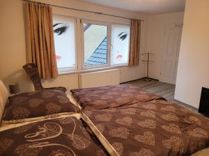 two beds sitting in a room with a window at Stadtperle Bad-Sülze in Bad Sülze