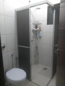 een badkamer met een douche, een toilet en een wastafel bij casa privativa para família com ar condicionado in Olímpia