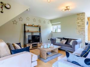 a living room with two couches and a tv at 3 bed in Shaftesbury 85551 in Stour Provost