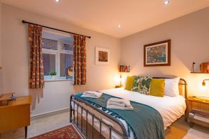 um quarto com uma cama e uma janela em Walpole Bay 2 Bed Stunning Garden Apartment em Margate