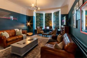 sala de estar con sofá y mesa en Victorian Apartment With Sea Views By Adliv Host en Ramsgate