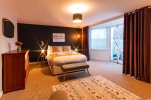 1 dormitorio con 1 cama, 1 silla y 1 ventana en Victorian Apartment With Sea Views By Adliv Host en Ramsgate