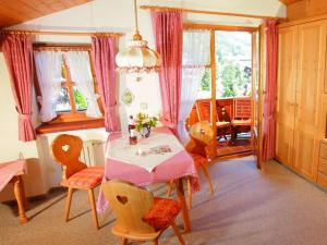 comedor con mesa y sillas rosas en Haus Lux, en Reit im Winkl