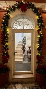 Una entrada con una puerta con adornos navideños en Porta Piccola Luxury Home en Bari