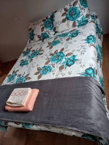 een bed met een deken en een kussen bij chale 2 canto das montanhas in Caparaó Velho