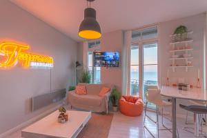 ein Wohnzimmer mit einem Sofa und einem Tisch in der Unterkunft Seaview Apartment By Turner Contemporary, Margate in Margate