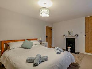 a bedroom with a large bed with towels on it at 2 Bed in Bishops Nympton 55221 in Bishops Nympton