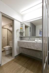 Koupelna v ubytování San Marino Suite Hotel
