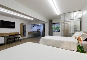 Postel nebo postele na pokoji v ubytování San Marino Suite Hotel
