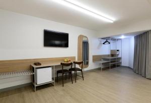 TV a/nebo společenská místnost v ubytování San Marino Suite Hotel