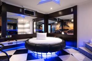 een kamer met een rond bed in het midden van een badkamer bij Motel Fantasy 2 (Adult Only) in Contagem