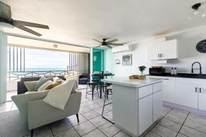 a kitchen and living room with a view of the ocean at Fortuna Paradise in Luquillo