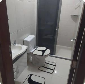 uma casa de banho com um WC e um lavatório em Casa para aluguel de diárias em Foz do Iguaçu