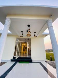 vistas al vestíbulo de una casa con columnas en New Corbett Hotel and Resort, en Belparāo