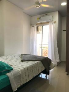 a bedroom with a bed and a window with at Hermoso apto en Barrancabermeja in Barrancabermeja
