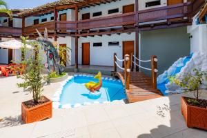 A piscina localizada em Hotel Casa Blanca Porto Seguro ou nos arredores