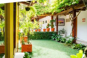 Um jardim em Hotel Casa Blanca Porto Seguro
