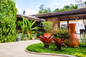 Um jardim em Hotel Casa Blanca Porto Seguro