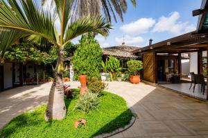 Um jardim em Hotel Casa Blanca Porto Seguro