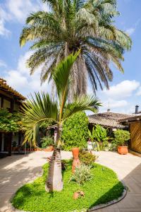 Um jardim em Hotel Casa Blanca Porto Seguro