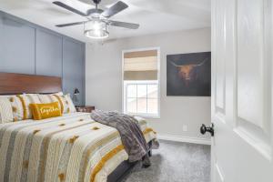 1 dormitorio con 1 cama y ventilador de techo en Modern Townhome Walk to Tennessee Tech University en Cookeville