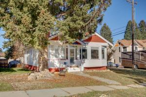 una piccola casa con un albero di fronte di Downtown Red Lodge Home - 8 Mi to Skiing! a Red Lodge