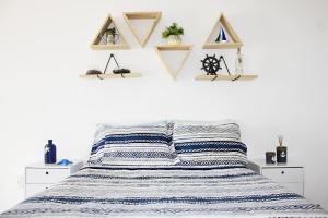 1 dormitorio con 1 cama con edredón azul y blanco en Corsário 205 en Angra dos Reis