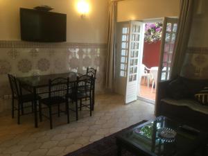 TV a/nebo společenská místnost v ubytování DUPLEX VILLA RESIDENCE LA CORNICHE juste à coté de la plage