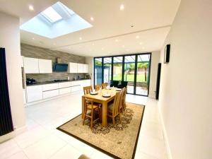 a kitchen and dining room with a table and chairs at Luxury 5 bedroom house with Private car park in London in Hendon