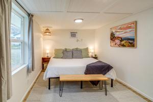 En eller flere senge i et værelse på Cozy Grand Coulee Home with Deck and Views!
