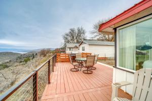une terrasse en bois avec une table et des chaises. dans l'établissement Cozy Grand Coulee Home with Deck and Views!, à Grand Coulee
