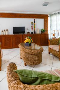 Uma TV ou centro de entretenimento em Hotel Casa Blanca Porto Seguro