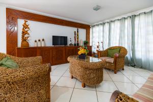 Uma TV ou centro de entretenimento em Hotel Casa Blanca Porto Seguro