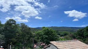 Uma vista da montanha tirada do hotel 