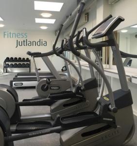 een rij cardio-apparaten in een sportschool bij Apartments by Jutlandia in Frederikshavn