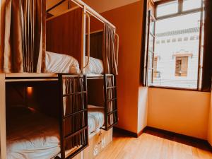 Letto o letti in una camera di Viajero Quito Hostel