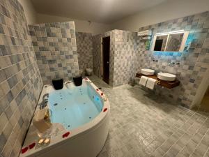 een grote badkamer met een bad en 2 wastafels bij Lamapulia in Torre a Mare